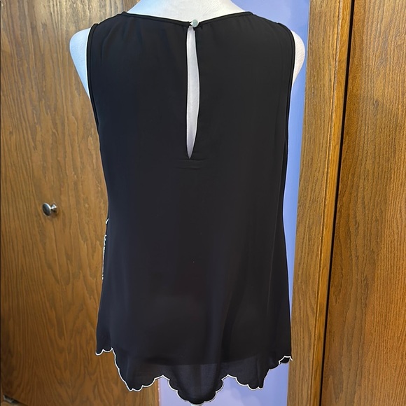 White House Black Market Elegant Black and White Sleeveless Top size small. - Picture 6 of 12